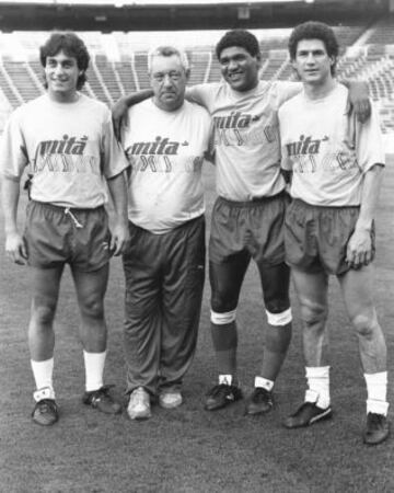 El técnico del Atlético de Madrid junto a Paolo Futre, Donato y Baltazar.