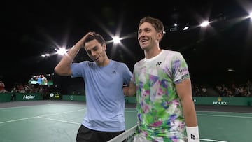 El tenista argentino Francisco Cerundolo reacciona tras su lapsus en su partido ante Casper Ruud en el Masters 1.000 de París.