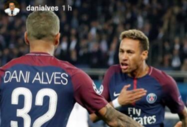 Dani Alves celebra con Lenny Kravitz la goleada del PSG