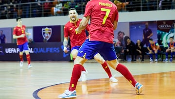 Sergio González celebra un gol de Pablo Ramírez ante Moldavia.