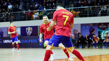 Sergio Gonz¨¢lez celebra un gol de Pablo Ram¨ªrez ante Moldavia.