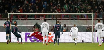 Fernando Torres marca el 1-3 de penalti.