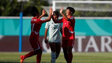 EVE4096. SANTIAGO DE LOS CABALLEROS (REPÚBLICA DOMINICANA), 17/10/2024.- Rim Jong Choe (i) de Corea del Norte celebra un gol este jueves, en un partido del grupo C de la Copa Mundial Femenina sub-17 entre las selecciones de Corea del Norte y México en el estadio de Cibao Fútbol Club en Santiago de los Caballeros (República Dominicana). EFE/ Diana Sánchez