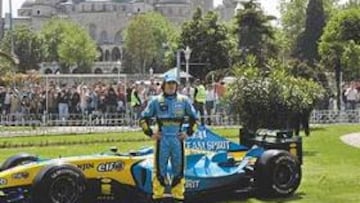 <b>EXHIBICIÓN. </b>Alonso, posa con su monoplaza Renault, en Estambul durante una exhibición que realizó en mayo. Tras el asturiano la Mezquita Azul de la ciudad turca.
