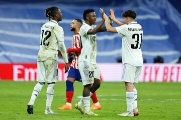 Mario Martín celebra con Vinicius el pase a semifinales de la Copa del Rey.