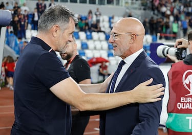 Saludo entre Sagnol y De la Fuente.