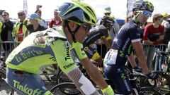 Alberto Contador llega a la meta de Utah Beach tras la primera etapa del Tour de Francia, en la que sufri&oacute; una dura ca&iacute;da.
