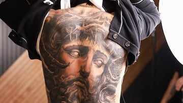 Espalda de Brandon Novak con un tatuaje de Jesucristo