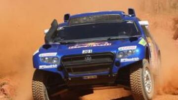 El piloto español Carlos Sáinz con su Volkswagen por tierras brasileñas.