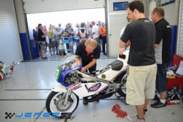 Muchos aficionados en el paddock siguiendo a sus ídolos.