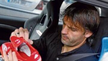 <b>CONFIANZA. </b>Morientes firma la bota a un aficionado del Valencia. El delantero espera acabar hoy con la racha de tres triunfos consecutivos que lleva el Racing en sus visitas a Mestalla.