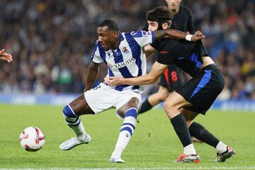 Sheraldo Becker y Pau Cubarsí en acción.