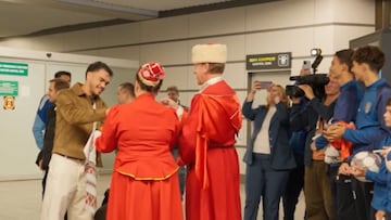 La Roja llegó a Rusia y este jugador llamó la atención por su vestimenta: ¡tremendo!
