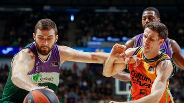 MÁLAGA, 29/01/2023.- El pívot estadounidense del Unicaja, David Kravish (i) lucha por el balón con el alero Xabi Lopez-Arostegu (d) del Valencia Basket durante su partido correspondiente a la Liga ACB disputado en el pabellón Martín Carpena de Málaga este domingo. EFE/ Jorge Zapata