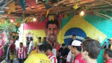 La fiesta organizada el sábado delante de la casa de la família Costa y la camiseta lagartense: mitad España, mitad Brasil.