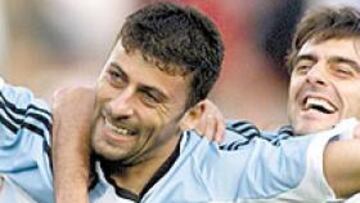 <b>TITULAR INDISCUTIBLE</b>. Samuel y Ayala forman el eje de la defensa argentina. En la imagen, el central del Madrid celebra un gol con el Piojo.