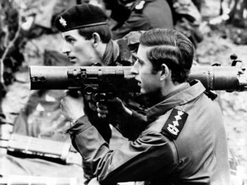 Carlos, pr¨ªncipe de Gales, durante un ejercicio de tiro como miembro honorario de un regimiento de Berl¨ªn en 1972.