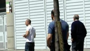 <b>EN GRUPO. </b>Los reventas actúan en Concha Espina y piden como mínimo 600 euros por entrada.