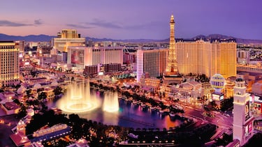 La parte más famosa, donde se encuentran los grandes casinos y hoteles, en realidad se sitúa principalmente en los municipios no incorporados de Paradise y Winchester, justo al sur de los límites oficiales de la ciudad de Las Vegas.