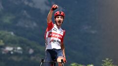 El ciclista italiano del Trek-Segafredo Giulio Ciccone celebra su victoria en La Bastille en la octava y última etapa del Critérium del Dauphiné 2023.