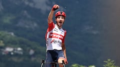 El ciclista italiano del Trek-Segafredo Giulio Ciccone celebra su victoria en La Bastille en la octava y última etapa del Critérium del Dauphiné 2023.