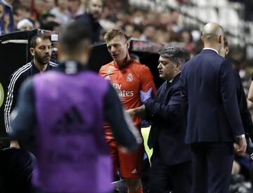 Toni Kroos, con una herida en la cabeza, fue atendido por los servicios medicos del Real Madrid.