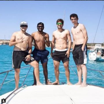 Lucas Silva disfruta en un barco en Ibiza junto a su hermano y unos amigos