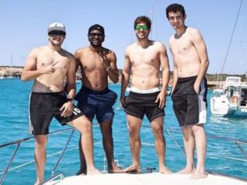 Lucas Silva disfruta en un barco en Ibiza junto a su hermano y unos amigos