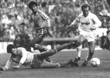 El delantero comenzó en las categorías inferiores del Real Madrid. Formó parte de la mítica 'Quinta del Buitre'. Entre 1982 y 1987 fue alternando etapas en el Castilla, en el Real Madrid y en el Real Zaragoza (cedido). Jugó un total de 30 partidos y marcó 5 goles. Consiguió una Liga. 