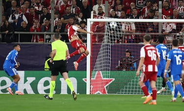 2-3. Centro de Santiago Hezze al corazón del área y Mehdi Taremi, libre de marca, remata de cabeza al palo largo de Andriy Lunin, imparable para el portero del Real Madrid.