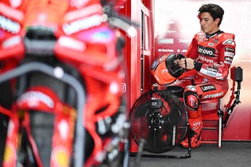 Marc Mrquez trabaja en el box durante los test de Tailandia.