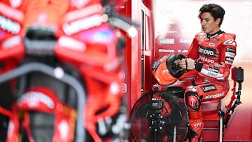 Marc Márquez en el box oficial Ducati.