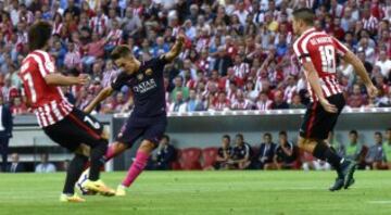 El centrocampista del FC Barcelona Denis Suárez dispara a puerta durante el partido frente al Athletic Club de Bilbao