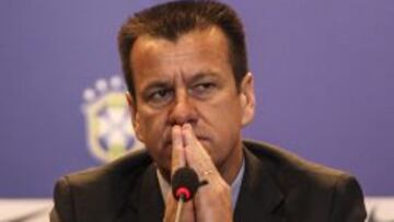 El entrenador de la selección brasileña de fútbol, Dunga, participa en una rueda de prensa donde anunció los jugadores convocados para los partidos amistosos contra Argentina y Japón