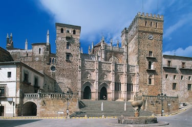 
Este pueblo de Cáceres surgió alrededor de una ermita, lo que hoy es el Real Monasterio de Santa María de Guadalupe, uno de los grandes centros de peregrinación, que fue declarado Patrimonio de la Humanidad. Además de su monasterio, Guadalupe también ofrece un fantástico casco histórico lleno de balcones con flores y unas calles con soportales.