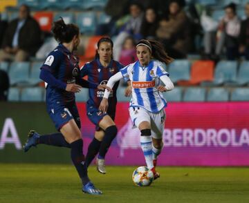 Marta Cardona (24 años) es una de las jugadoras de moda en esta temporada, en la que ha recibido la llamada de la Selección. La extremo de la Real Sociedad está brillando este curso gracias a su verticalidad y velocidad. Se trata de una jugadora con gran valor ofensivo, que representa todo un puñal por cualquiera de las dos bandas. También finaliza su contrato en junio. 
