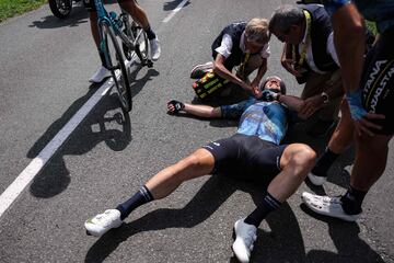 El ciclista nacido en la Isla de Man ha abandonado el Tour de Francia tras romperse la clavícula en una durísima caída durante la octava etapa. A 63 km de meta, y cuando iba a 44,9 km/h, el británico se fue al suelo y tuvo que abandonar.