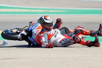 Jorge Lorenzo perdi車 el control de su moto en la primera curva del Gran Premio Premio de Arag車n y abandon車 la carrera tras una aparatosa ca赤da.