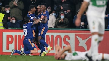 Hazard celebra con sus compañeros su tanto decisivo ante el Elche.