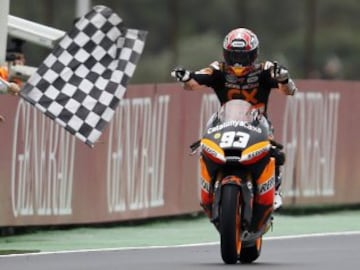 El piloto catalán se lleva su segundo mundial, esta vez en Moto 2, tras ganar la carrera del Gran Premio de Valencia. En la imagen, Márquez entrando en la meta en Cheste.