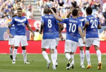 Los jugadores del Almería felicitan a Aleix Vidal, por el gol 4-2 marcado al Atlético de Madrid.