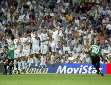 Temporada 03/04. El Real Madrid vuelve a abrir la Liga, esta vez contra el Betis un 30 de agosto del 2003. En imagen, Beckam, Ronaldo, Figo y Zidane.