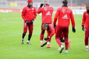 Alaba "pelea" con Vidal mientras Ribery se pone en "posición".