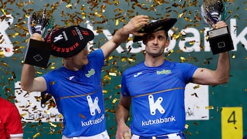 PAMPLONA, 29/03/2026.- Los pelotaris Unai Laso (i) y Jon Albisu (d) celebran su victoria tras la final del XVI Campeonato de Parejas entre Altuna III-Ezkurdia y Laso-Albisu, este domingo, en Pamplona. EFE/ Villar López