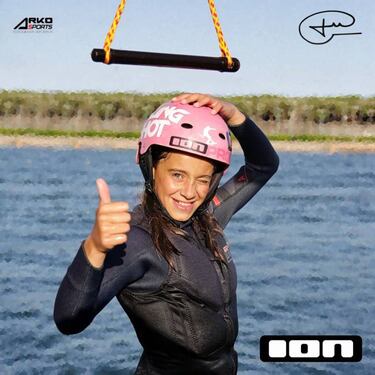 Introducci¨®n al wakeskate o 'skate sobre agua', con Telma Cester