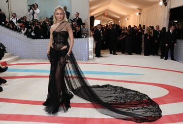 Gigi Hadid posa con un hermos vestido de Givenchy.