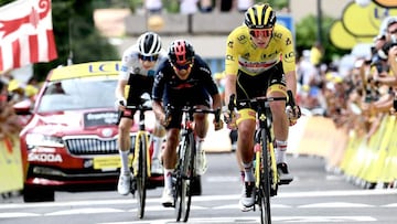 (From L) Team Jumbo Visma&#039;s Jonas Vingegaard of Denmark wearing the best young&#039;s white jersey, Team Ineos Grenadiers&#039; Richard Carapaz of Ecuador and Team UAE Emirates&#039; Tadej Pogacar of Slovenia wearing the overall leader&#039;s yellow 