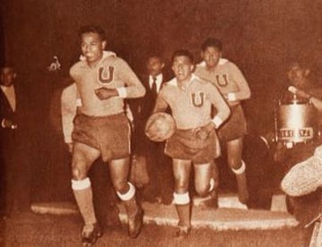 Osvaldo D&iacute;az, Sergio Navarro y Carlos Campos saltan a la cancha en la final ante Colo Colo. 2-1 ganaron los azules el 11 de noviembre de 1959, obteniendo el t&iacute;tulo de aquel a&ntilde;o y dando inicio a una rivalidad de d&eacute;cadas. 