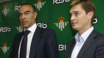 <b>UN COLUMBARIO. </b>Oliver presentó, junto a representantes de la empresa GIEM Sports, un Espacio Memorial que albergará 10.000 urnas con cenizas de los béticos. Ya lo tienen Espanyol y Atlético.