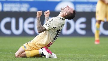 ZARAGOZA, SPAIN - MAY 08: Sergi Darder of RCD Espanyol celebrates the victory and the promotion to the first division of Spain during the Liga Smartbank match betwen Real Zaragoza and RCD Espanyol at La Romareda on May 08, 2021 in Zaragoza, Spain. Sportin